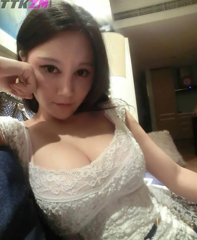 大家对于樊玲可能不太熟悉，樊玲是凭借着2014年的一张照片火的，在世界杯期间，她用胸夹手机，一下子就火了起来，这也衬托出的她的胸大。