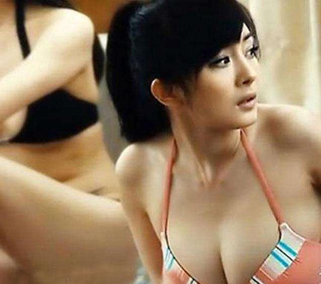 作为四小花旦之一，除了样貌出众之外，身材也是非常的优秀，那傲人的上围真的是羡煞旁人，让人拍手称赞。