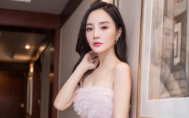 李小璐的上围也是出了名的，凭借着丰满的身材也是上了多次头条，足以能够看出她出众的实力呀。