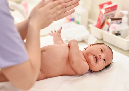 新生儿排气操怎么做 如何给新生儿做排气操