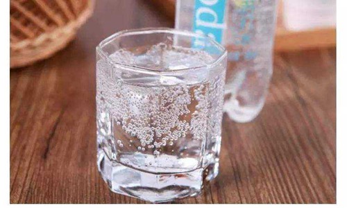 苏打水有什么作用和功效,常喝苏打水的好处与坏处