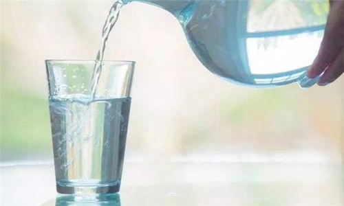 尿酸高是什么引起的？喝水可以降尿酸吗
