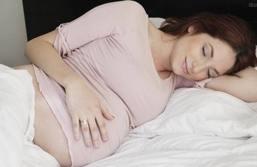 孕期这样睡觉会导致胎儿缺氧！