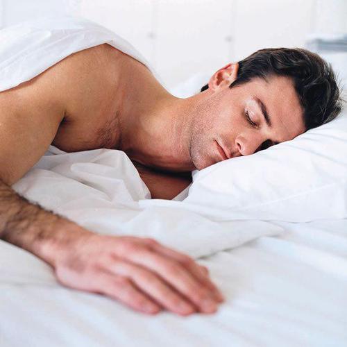 男人裸睡能提高性功能吗 男人裸睡有什么好处