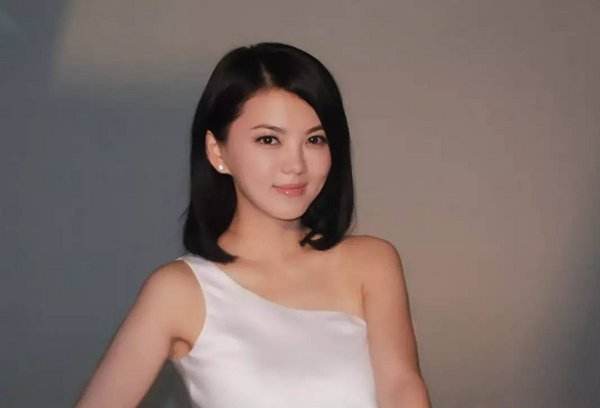 李湘作为赫赫有名的大姐大，她的胸部一直都是人们津津乐道的，由于实在是太大了，很多人都在怀疑她是不是做了隆胸手术。