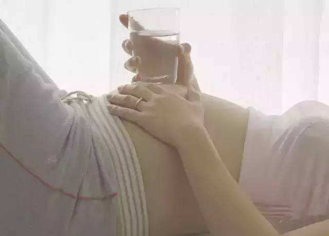 孕期一天要喝多少水？孕妈喝水需要注意哪些事情呢？