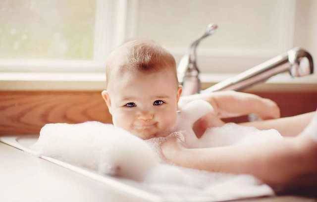 冬天给宝宝洗澡怕感冒？只要这3个小技巧，再也不用担心了！
