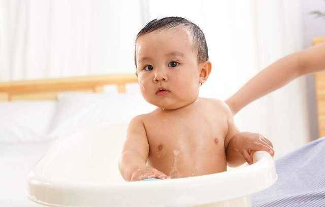 冬天给宝宝洗澡怕感冒？只要这3个小技巧，再也不用担心了！