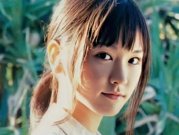 新垣结衣是很多人都知道的一位日本美女，她的微笑是非常清纯的，很多人都因为她的微笑被她圈粉了。