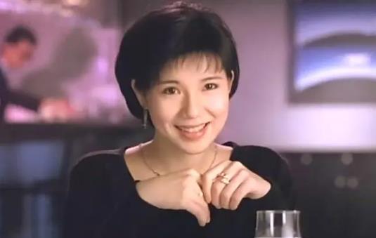 关秀媚是90年代初的一位香港女星，看过经典港剧的朋友应该都会对她有印象，关秀媚长的非常美而且还很有辨识度，1987年，关秀媚还参加了香港小姐的竞选，不过遗憾落选了，落选后的关秀媚依旧踏入了电影行业，而且以性感路线出位。