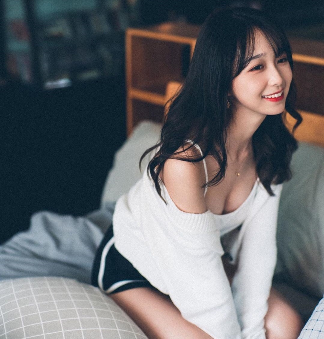 17岁香港萌妹「Coco Wang」甜力笑容太梦幻,不经意的性感美秒速圈粉！