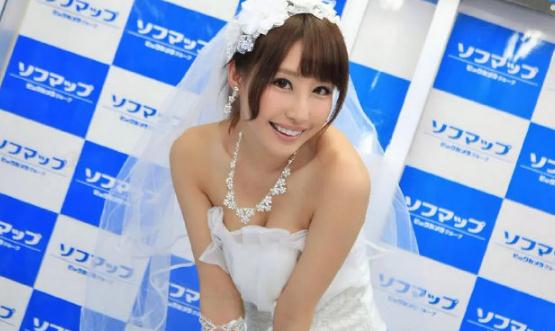 姓名：彩美旬果 日文名：あやみ旬果（あやみしゅんか） 英文名：AyamiSyunka 出生：1993年8月15日 职业：AV女优 血液型：O型 三围：85-58-83cm