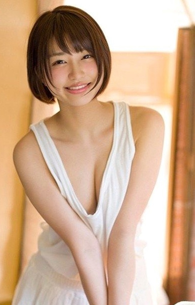 唯井真尋。上面介绍的大多属于前一个世代的女优，来介绍一下最近的女优吧！唯井真寻出道于2018年，获得「スカパー！アダルト放送大赏2019新人赏」，甚至还拿到了「SOD AWARD 2019新人赏」的奖项，是当今最红的新人AV女优，且还是2000年出生的！ 据说唯井真寻剪短发的理由为「非常崇拜纱仓真菜」，现在也已经成为了2000年后出生的女生崇尚纱仓真菜并立志成为AV女优的时代了呢。 唯井真寻的魅力在于嘴唇，她的厚唇弥漫着色情的氛围，是至今为止没有出现过的女优的类型，整体气氛上来说有点像是「石原里美」。 唯井真寻还年轻，非常期待她今后的发展！