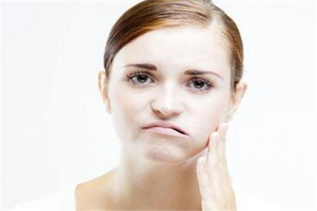 口腔溃疡造成的原因以及预防小技巧