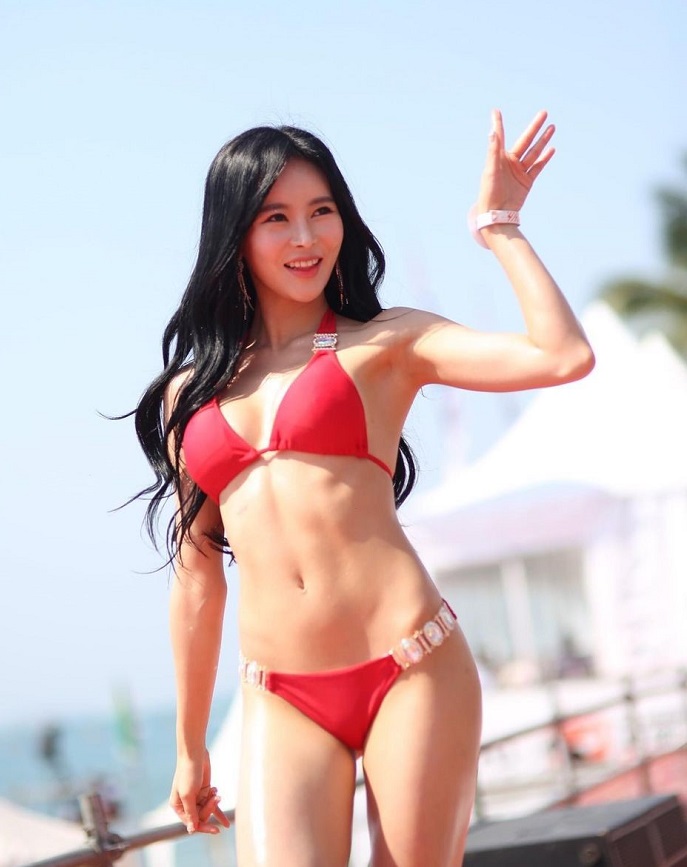 目前신새롬不只是人气车模，还被获邀参与不少戏剧演出，今年更是参加男性杂志举办的「Miss Maxim」封面女郎大赛，而且进入决选，从她目前声势来看，相信拿下冠军指日可待啊！