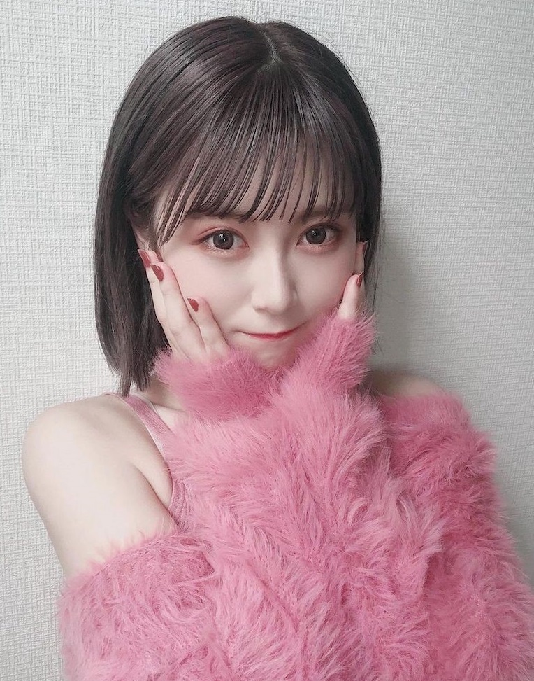 萌萌嫩妹Hichan露出「雪白香肩」,精致的童颜脸蛋「满满恋爱感」