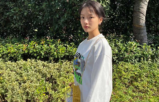中文名任敏 国籍中国 民族汉族 出生地湖南 出生日期1999年12月17日 身高168cm 体重45kg 毕业院校中央戏剧学院表演系（在读） 职业演员 经纪公司北京光线传媒股份有限公司 代表作品悲伤逆流成河、清平乐 特长舞蹈