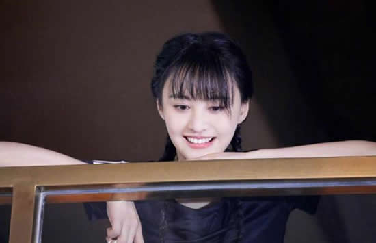 有了名气之后的郑爽更是片约不断，在2010年7月份，郑爽的银幕处女作《画壁》上映了，郑爽在里面饰演的时候仙女牡丹，之后被网友称赞说是牡丹是大银幕当中最漂亮的仙女，郑爽也获得了第31届香港电影金像奖最佳新人的提名。