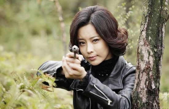 张曦文在没有当演员之前是一位专业的滑冰运动员，当时她的搭档就是后来成为花样滑冰世界冠军的双人滑男选手佟健，只是因为当时她的脚受了伤，半月板撕裂，让年仅16岁的张曦文与滑冰这个项目再也没有缘分。