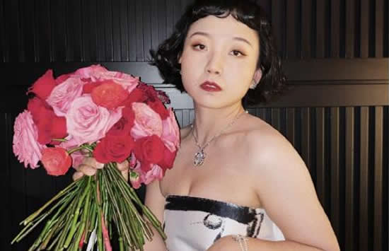 辣目洋子还在去年的时候参加了《演技派》的综艺节目，今年再次参加同类型的综艺节目《演员请就位第二季》，演戏《小偷家族》的精彩片段，在里面的精彩表现获得了导师和网友们的认可。同时在参演了今年国庆电影《我和我的家乡》。