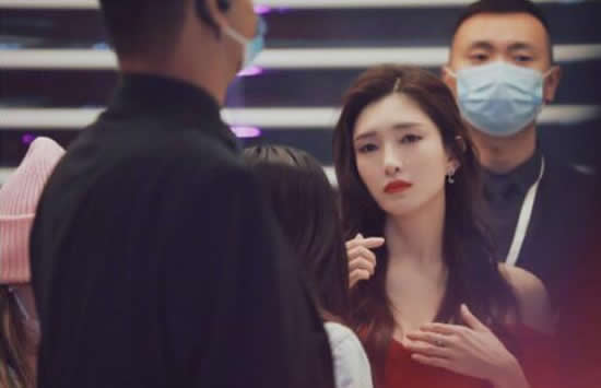 据了解，江疏影在大一的时候，出演《飞花如蝶》中彩凤班姑娘金凤一角，正式进入演艺圈当中。在江疏影从英国求学回来之后，被赵薇导演选中出演了电影《致我们终将逝去的青春》，在时隔三年之后重返演艺圈，并且凭借着该影片阮莞一角获得了多个新人奖项。