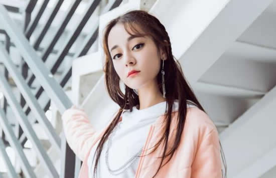 中文名迪丽热巴·迪力木拉提 外文名DilrabaDilmurat 别名小迪、胖迪、热巴 国籍中国 民族维吾尔族 出生地新疆维吾尔自治区乌鲁木齐市 出生日期1992年6月3日 身高168cm 毕业院校上海戏剧学院 职业演员、歌手 经纪公司嘉行天下工作室 代表作品阿娜尔罕、克拉恋人、三生三世十里桃花、烈火如歌、一千零一夜、三生三世枕上书、傲娇与偏见