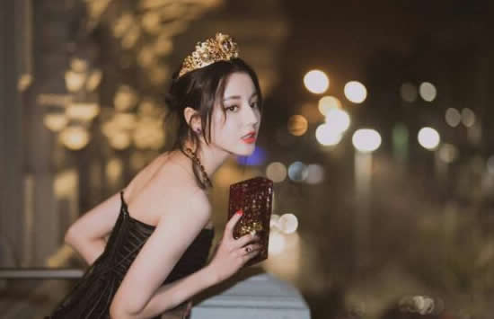 迪丽热巴从小就非常喜欢唱歌、跳舞，曾经考上专业的舞蹈院校进行专业的舞蹈训练，之后在2010年的时候，顺利的考上了上海戏剧学院表演系戏剧影视专业，在陆川对古装片《王的盛宴》进行海选的时候，迪丽热巴才被发现。
