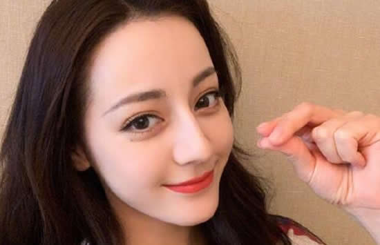火了之后，迪丽热巴的片约不断，开始主演《21克拉》、《三生三世枕上书》、《幸福，触手可及！》、《长歌行》、《你是我的荣耀》等等热播大剧，同时还参加了《创造营2019》（导师）、《极限挑战》等等综艺节目。