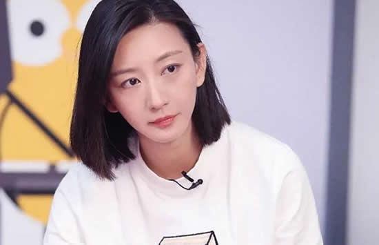 在2003年的时候，唐一菲主演爱情片《幽媾》，正式出道。之后与蒋梦婕、于小彤、杨洋等人共同出演的古装剧《红楼梦》，在里面霍思燕金陵十二钗之一秦可卿，被更多的观众认识。