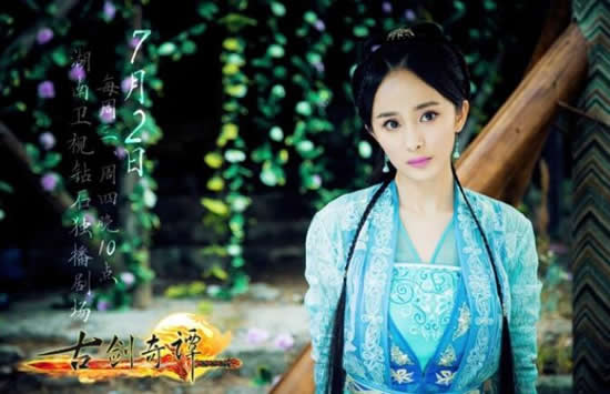 杨幂是一位典型的北京小妞，很小的时候就因为自身的表演天赋被影视老师破格录取了，之后开始参加小演员的培训班。在杨幂4岁的时候，就被陈家林导演选中，出演《唐明皇》剧中的咸宜公主一角，在这部剧当中还获得了金鹰奖、飞天奖等多个奖项。之后5岁杨幂还出演了《武状元苏乞儿》当中的苏灿的女儿一角。