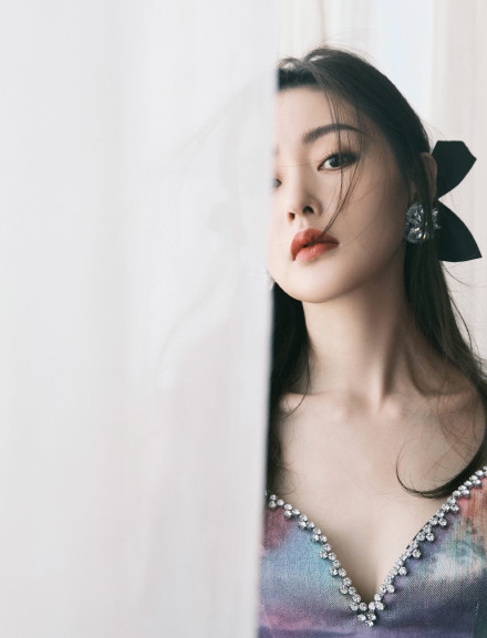 张天爱穿吊带深V短裙美腿吸睛