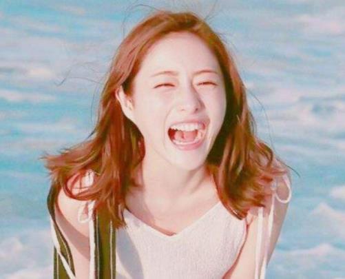 其次，石原里美之前演过大河剧，演过高材生和医生之类的角色，她的劣势在这类剧里一览无遗，身材矮小，气势不强，无论如何也不能突围出来，而一旦找到了合适的角色定位——奋斗自强又有生存智慧的“都市女孩”，她的劣势就变成了优势，个子不高刚好适合古灵精怪的人设，再加上她不加掩饰的狂奔语速，面部表情夸张但又能精妙地维持在适度范围，这让看惯了抿嘴微笑含蓄得让人着急的日式女主角的观众，有种对于邻家女孩的亲切和喜欢。