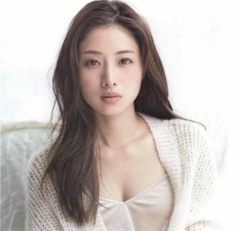 如今日剧的题材类型越走越窄，为了知名度和收视率，很多漫改题材大行其道，夸张和奇葩的人设剧刚好需要像她那样既有观众缘又有适度外放和张扬表现力的女演员。如此说来，她仍然算是这个不太好的时代里，相对幸运的存在了。