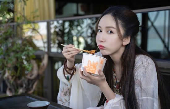 娄艺潇是家中的独生女，从小艺术潜力就被挖掘了出来，屡次获得演艺小明星的称号，在声乐和舞蹈上面都下足了功夫，曾获得声乐考级九级、钢琴七级以及竞技健美操项目的国家二级运动员。