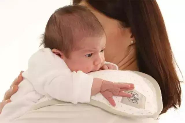 2个月宝宝吐奶是怎么了？拍了奶嗝还不好使,或是这两点没做到位