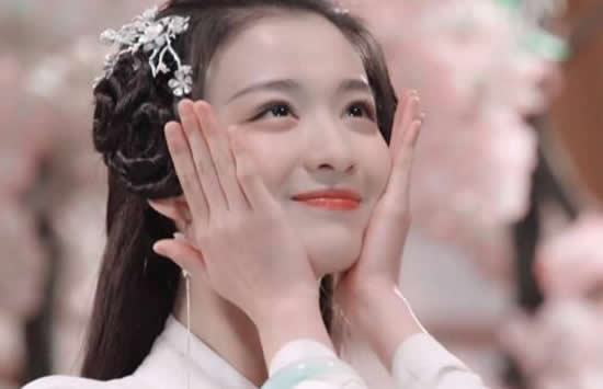 王楚然之后还出演了《昆仑归》、《再见啦！母亲大人》、都市剧《落花时节》以及今年播出的《清平乐》，在《清平乐》这部剧当中饰演的是贵妃张妼晗，在里面的古装扮相简直是美的一塌糊涂。近日在《演员请就位2》当中的出演《小时代》中南湘一角，备受观众和导师的好评。