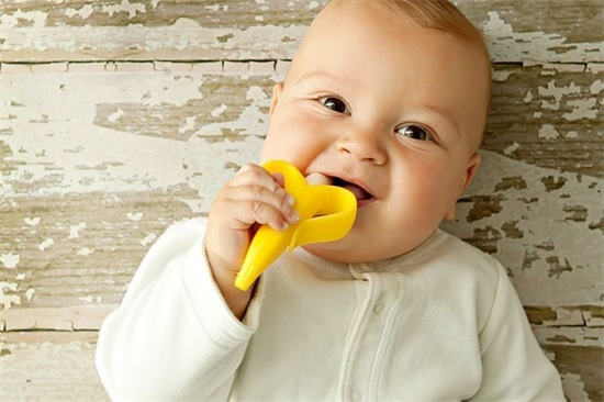 宝宝吃奶时爱咬人？教你几招,轻松搞定！