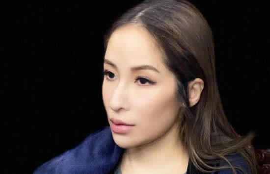 之后，萧亚轩发布的第九张专辑当中，收录的《类似爱情》、《两个人的寂寞》等歌曲，人气变的更高，随后在第十张专辑《钻石糖》中收录《闪闪惹人爱》、《倒数》等等歌曲，让萧亚轩简直是红到发紫，之后她再发行《潇洒小姐》，成为了很多人心目当中的歌后。