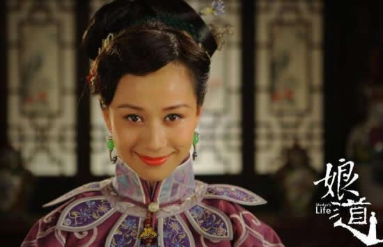 倪虹洁在2001年拍摄婷美内衣广告的时候进入到娱乐圈当中的，她所拍摄的广告可谓是家喻户晓，说起来婷美脑海当中就是倪虹洁的样子。随后，倪虹洁就出演了电视剧《终极悬案》一角，在里面饰演程萌萌一角，这是倪虹洁的第一部电视剧。之后在电影《非常浪漫》中饰演晶晶一角，标志着她正式进入演艺圈。