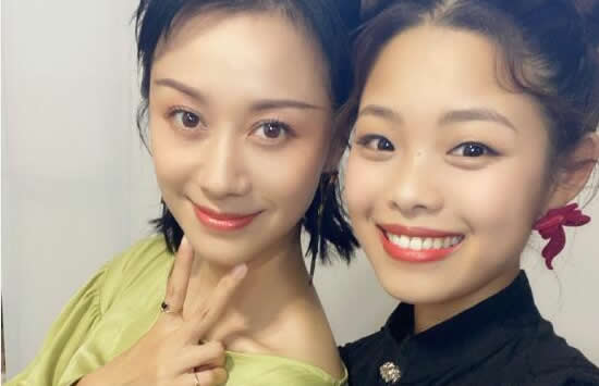 倪虹洁出演电影《蓝色骨头》当中的女一号，凭借该电影获得了罗马电影节最佳女主角的提名。在这部电影之后，倪虹洁再出演《娘道》、《灵魂摆渡3》等等，但是名气并没有那么大。近些年来，倪虹洁也出演了不少的影视作品，例如《加油，你是最棒的》、《摩天大楼》、《美好的日子》等等。