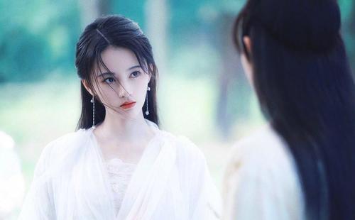 中文名鞠婧祎 外文名Kiku 别名小鞠、奇酷 国籍中国 民族汉族 出生地四川省遂宁市 出生日期1994年6月18日（农历五月初十） 身高159cm 体重38kg 毕业院校四川音乐学院附属中学 生肖狗狗 特长舞蹈、小提琴、钢琴 粉丝名称蜜橘（应援色为蓝色） 职业演员、歌手 经纪公司上海丝芭文化传媒集团有限公司