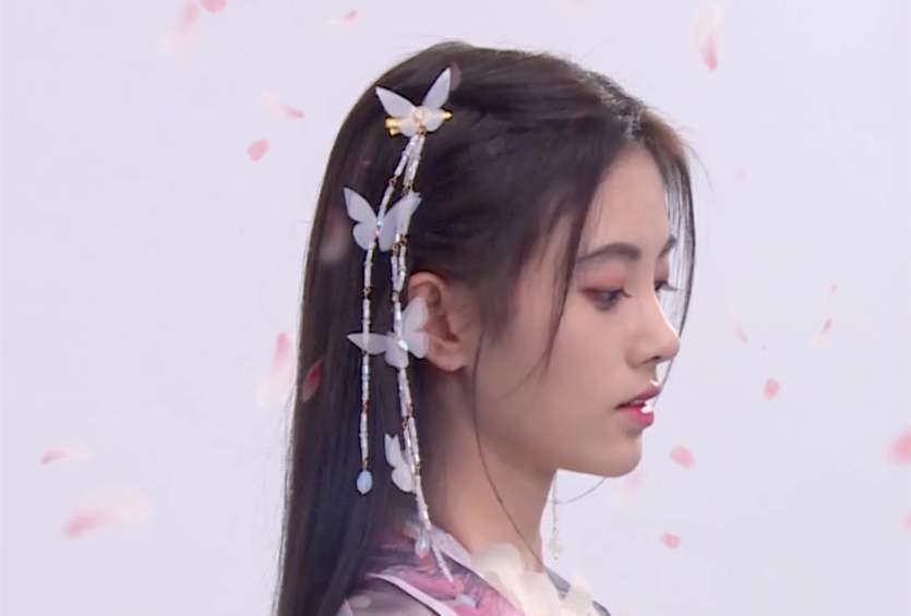 鞠婧祎在2016年的时候，出演《九州天空城》这部剧，在剧中饰演羽族郡主第一美人雪飞霜，给大家留下了深刻的印象。之后再出演《热血长安》这部剧，人气大增。