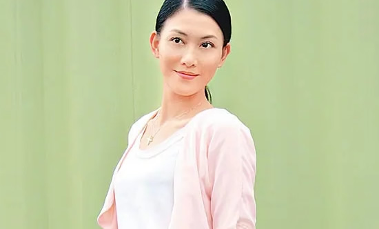 据李彩桦本人向媒体透露自己与老公已于今年9月办理离婚，原因是出于双方性格不合，并无第三人介入。对于这样的消息，确实有一点点惊讶，婚姻才维持一年多的时间，可以用闪婚闪离来形容。不过，李彩桦和丈夫黄彦书在办理离婚前，有很努力的想要挽回这段婚姻，可惜经过几个月的尝试，两人依然觉得不合适。长痛不如短痛，与其互相折磨，不如彼此放手。