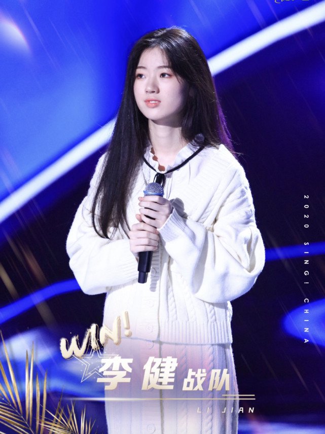 单依纯在今年才刚刚18岁，单依纯的妈妈是一位音乐爱好者，喜欢唱越剧，在妈妈的影响下，单依纯对音乐也产生了浓厚的兴趣，并且这种唱歌的天赋很高。在2020年的时候，参加全国艺考，最终以专业第一名的成绩进入到浙江音乐学院进行就读，是一位大一新生。