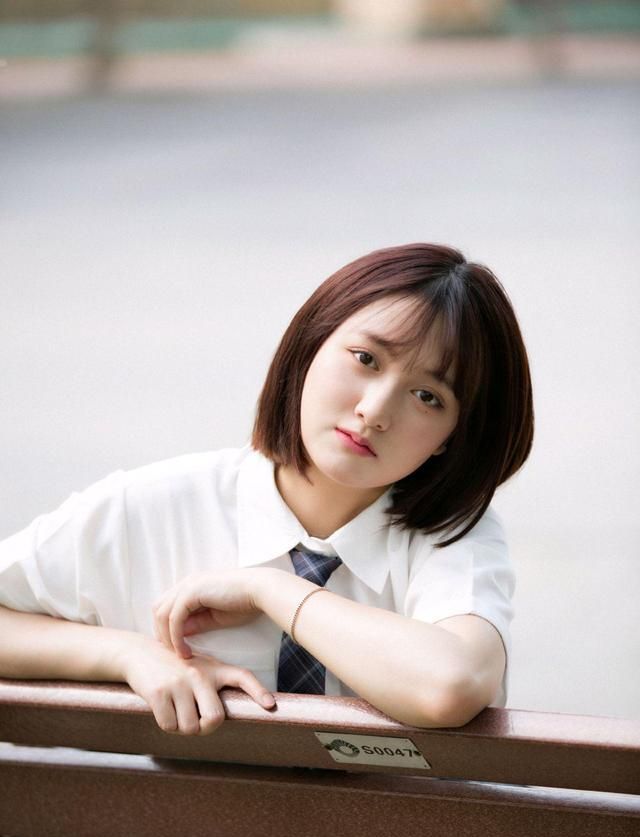 董思怡早年间曾经担任杭州电视台少儿频道的主持人，在2005年的时候，还参加了《超级女声》的节目，晋级到了杭州唱区的50强。在2013年，董思怡考入北京现代音乐研修学院爵士演唱系，期间还参加了《加油！美少女》的节目，并进入到了全国12强。