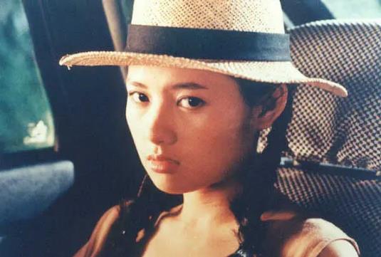 1994年，李丽珍参演了电影《蜜桃成熟时》、《爱的精灵》、《不扣钮的女孩》，当然这些都是三级电影，李丽珍也由此走向了三级女星的行列。 而且李丽珍的三级片非常的受欢迎，《蜜桃成熟时》在当时票房高达1200万，想想这可是1994年啊！