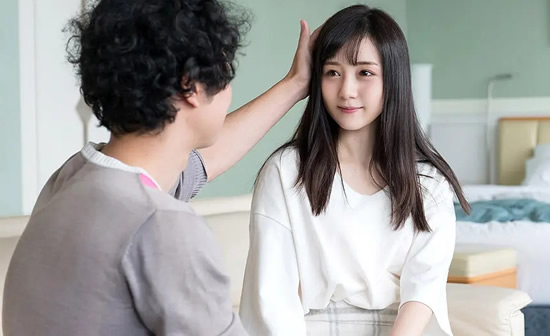 10、铃原爱蜜莉：她的笑容非常的甜美，全身上下都散发着一种青春美少女的感觉，给人一种学生妹的感觉，再加上自己修长的美腿，引得众人追捧。