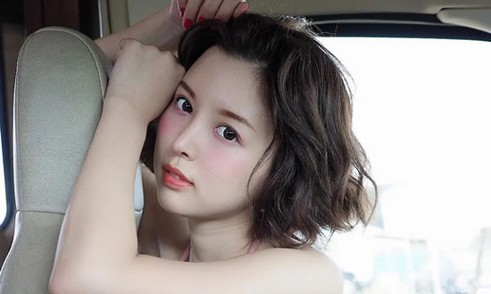 葵司17岁登上杂志《Bejean》封面，2010年出道，起初在Alice Japan（现在比较没落，最近的玲央奈比较不错），现在在著名的大厂S1（Alice Japan偶尔也出葵司的片，但都是合集）。