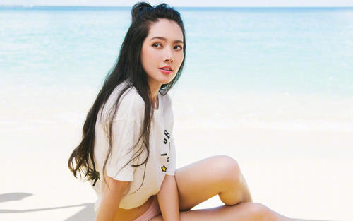 中文名郭碧婷 外文名BeaHayden 别名郭芯妍（原名）、益达女孩、妹花 国籍中国 民族汉族 出生地台湾省台北市 出生日期1984年1月16日（农历癸亥年腊月十四） 身高169.5cm 毕业院校台北市私立泰北高级中学 职业演员、模特 经纪公司奇奕娱乐、蓝舟传媒 代表作品沉睡的青春、街角的小王子、小时代、咱们结婚吧、对风说爱你、神犬小七、那片星空那片海