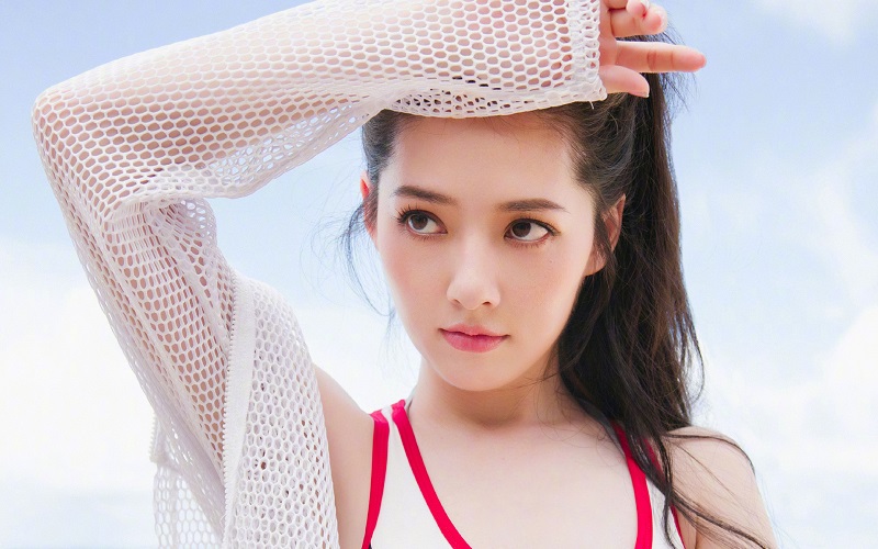 郭碧婷出生在台北的一个中产阶级的家庭，是家中的长女，小的时候喜欢画画和踢足球，因为长的十分的漂亮，在上学的时候就受到了很多男生的追捧，之后参加美少女选秀比赛，被经纪人发现进入到了演艺圈当中。